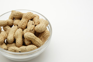 ガラスの器に入ったピーナッツ