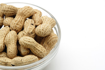 ガラスの器に入ったピーナッツ