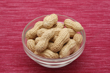 ガラスの器に入ったピーナッツ