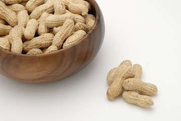 木の器入ったピーナッツ