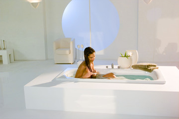Frau sitzt in der Badewanne