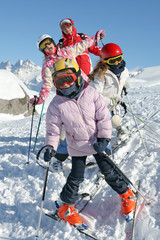 Descente ski groupe en chasse neige
