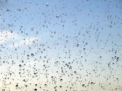 Fensterscheibe mit Regentropfen