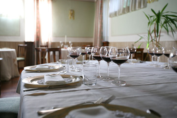 assaggio di vini in ristorante