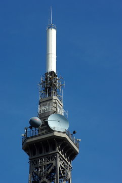 Antenne relais sur ciel bleu - Lyon