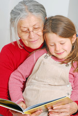 Die Oma liest etwas vor