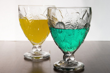 verde y naranja
