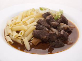 Gulasch mit Nudeln