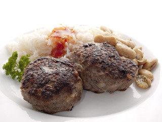 Frikadellen mit Reis und Bohnen