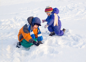 Fototapeta na wymiar Children plays to snow