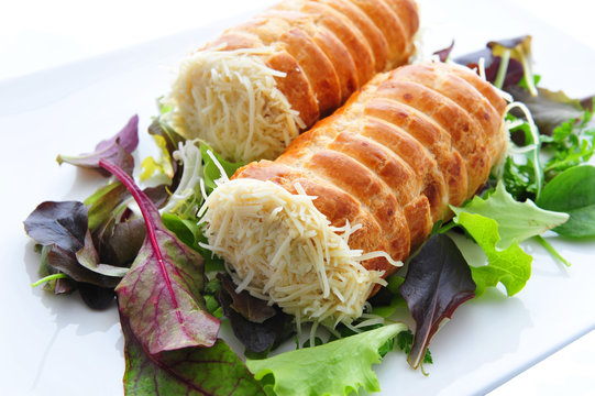 Feuillet&eacute; au fromage