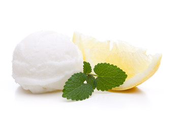 Zitroneneis mit Zitronenspalte und Minze in der Mitte