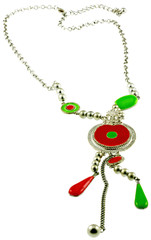 collier fantaisie, fond blanc