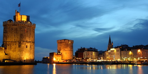 Panorama de la Rochelle la nuit. - obrazy, fototapety, plakaty