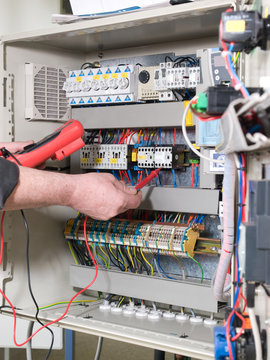 Elektriker am Schaltschrank