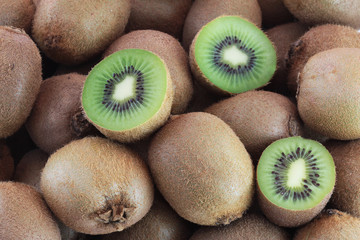 A few fresh kiwi fruits - obrazy, fototapety, plakaty