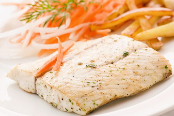 Barramundi mit Gemüse und Pommes