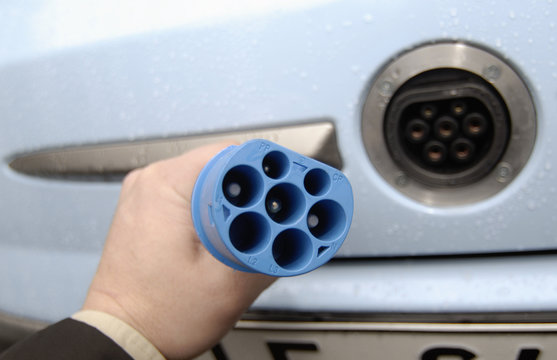 Ladekabel mit Stecker und Elektroauto Elektroantrieb f&uuml;r Auto