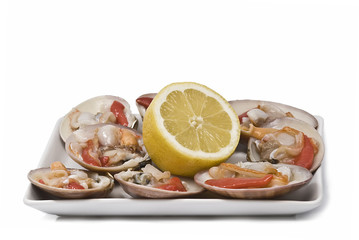 Plato de almejas con limón.