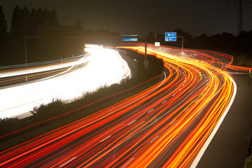 Autobahn bei Nacht