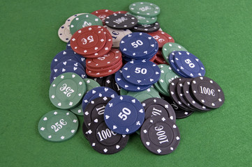 montón de fichas de poker sobre tapete verde