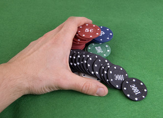 mano con montón de fichas de poker