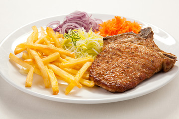 Grilled meat with chips and vegetables