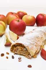 selbstgebackener Apfelstrudel