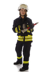 Frau in Feuerwehr Uniform mit Wasserspritze