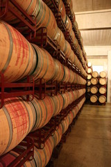 Barriles almacenados una bodega de La Rioja Alavesa, España