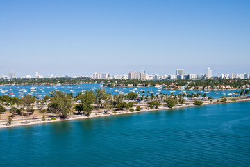 Obraz premium Road Through Biscayne Bay