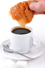 Croissant trempé dans le café