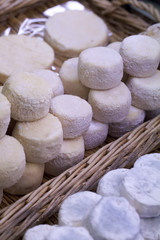 Petits fromages ronds sur panier en osier