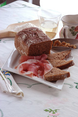 Pane di noci e prosciutto crudo
