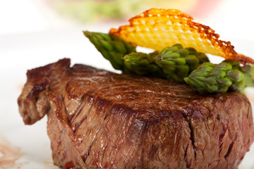 Rindersteak mit grünem Spargel