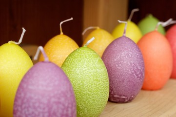 Bunte Kerzen in Form von Ostereiern