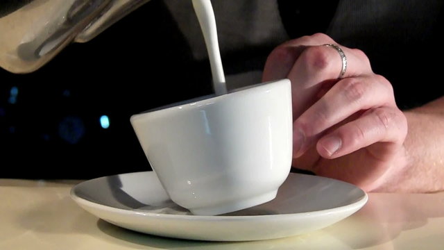 artistic making caffe latte