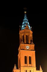 kościelna wieża w nocy