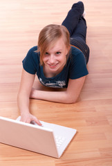 liegende Frau mit Laptop