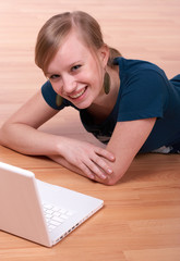 Naklejka premium liegende Frau mit Laptop