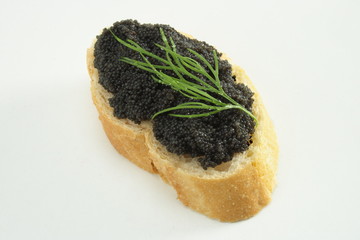 Kaviar auf Baguette Brot mit Dill