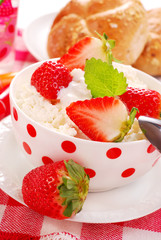 breakfast with cottage cheese and strawberries