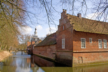 Fototapeta premium Vorburg Schloss Lütetsburg mit Brücke und Gracht (Ostfriesland)