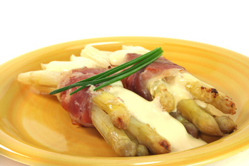 Spargel im Schinkenmantel