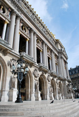 Au pied de l'Opéra Garnier