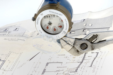 Wasseruhr und Wasserpumpenzange auf Bauplan