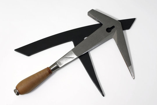 Haubrücke und Schieferhammer - Dachdecker-Werkzeug Stock-Foto | Adobe Stock