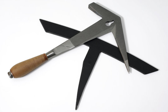 Schieferhammer und Haubrücke - Dachdecker-Werkzeug Stock-Foto | Adobe Stock