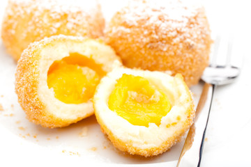 Nahaufnahme von Marillenknödel mit Gabel