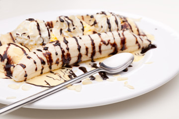 Bananensplit mit Löffel